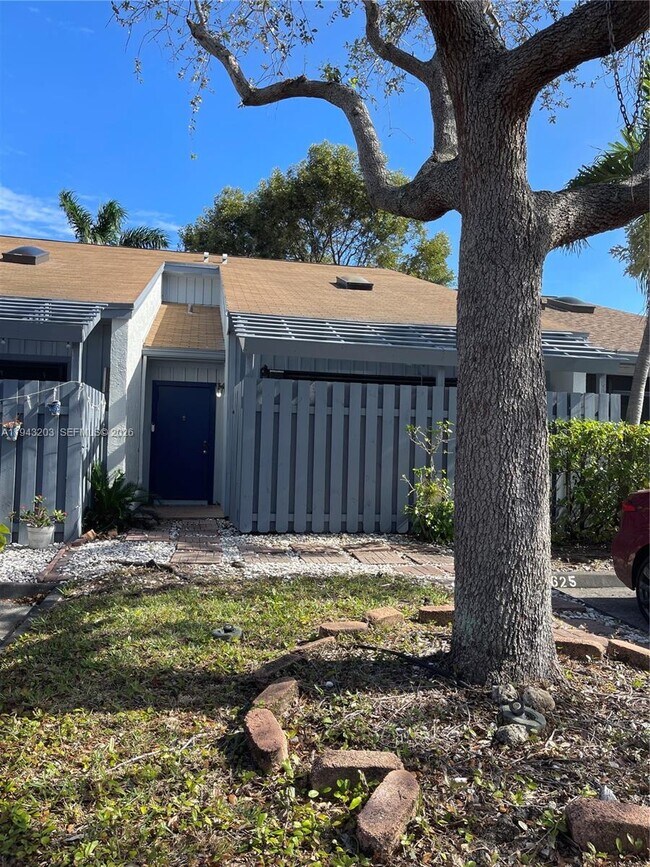 Foto del edificio - 1625 N 15th Terrace