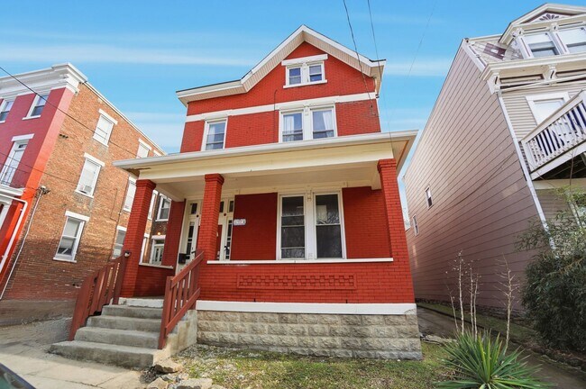 Foto del edificio - 7 bed/2 bath on Rohs St., Mins. from UC for Only $600/pp ($4,200/mo)! $250 SIGN ON BONUS FOR LTO!!!