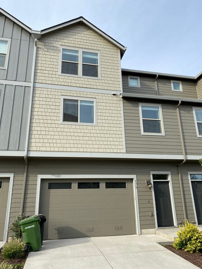 Building Photo - Like New Woodland Townhome for Lease - 180...