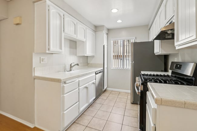 Building Photo - 725 E Providencia Ave