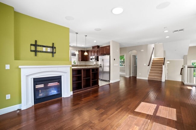 Building Photo - Bright & Spacious Rental Home in Prime Central Location