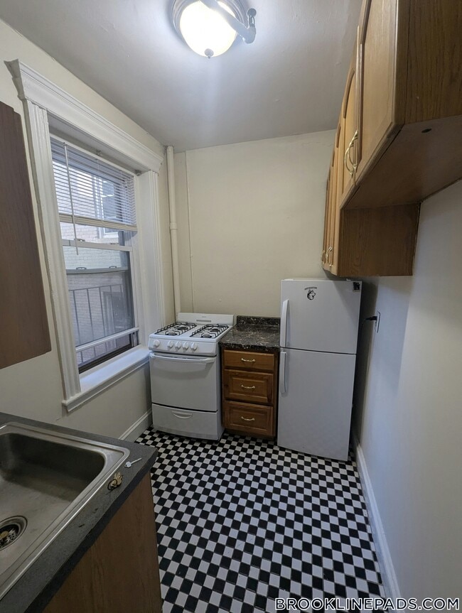 Building Photo - 364 Riverway