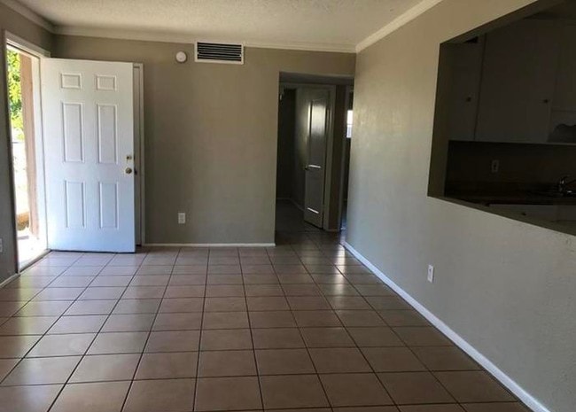 Building Photo - 4421 N 31st Ave, Phoenix, AZ 85017