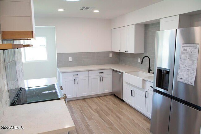 Building Photo - 1028 E Manzanita Dr
