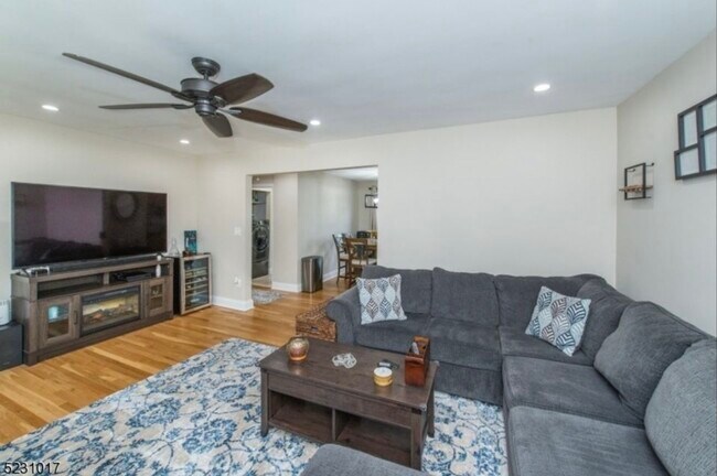 Foto del edificio - 8 Wedgewood Dr