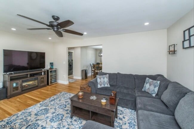 Building Photo - 8 Wedgewood Dr