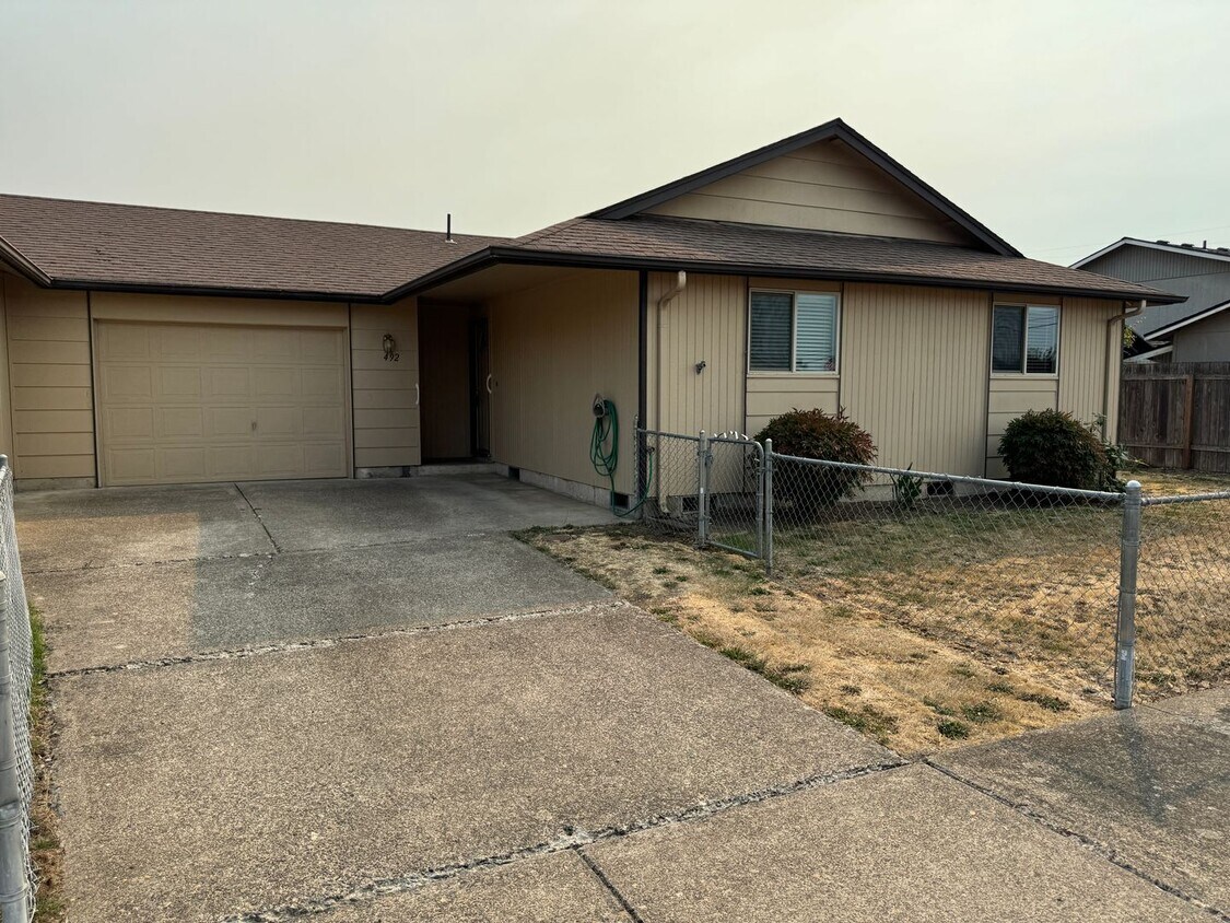 Foto principal - Updated 2 bed 1 bath duplex in Springfield!