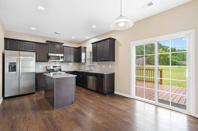 Foto del edificio - 4 BR, 2.5 BA Traditional Home, 2 Car Garag...