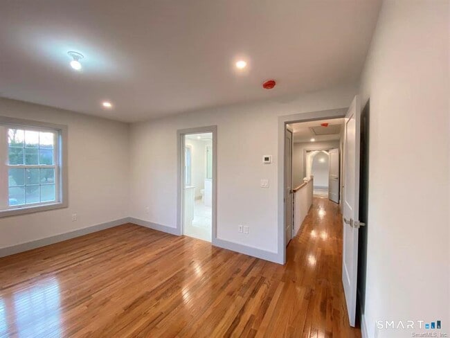 Foto del edificio - 42 River Rd