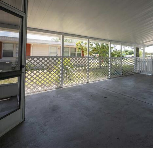 Foto del edificio - 444 Lazy Lake Dr W