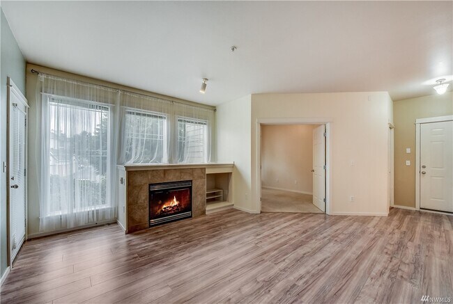 Building Photo - Spacious and Updated Condo with Garage in ...