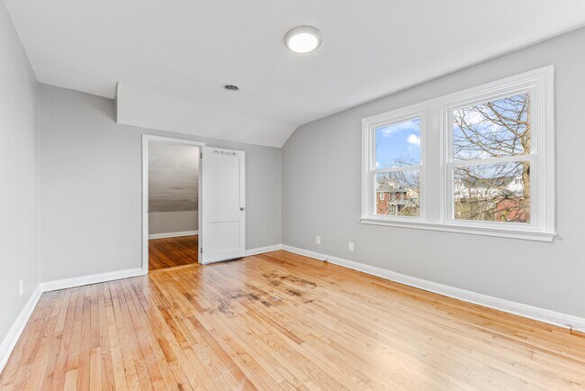 Foto del edificio - 2921 Glenmore Ave