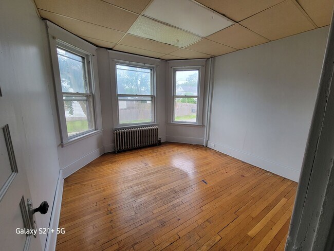 Foto del edificio - Spacious 3/4 bedroom on a quiet Street