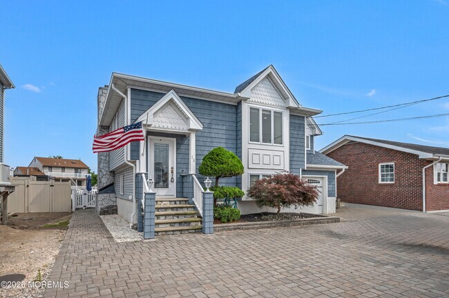 Building Photo - 15 Seville Dr