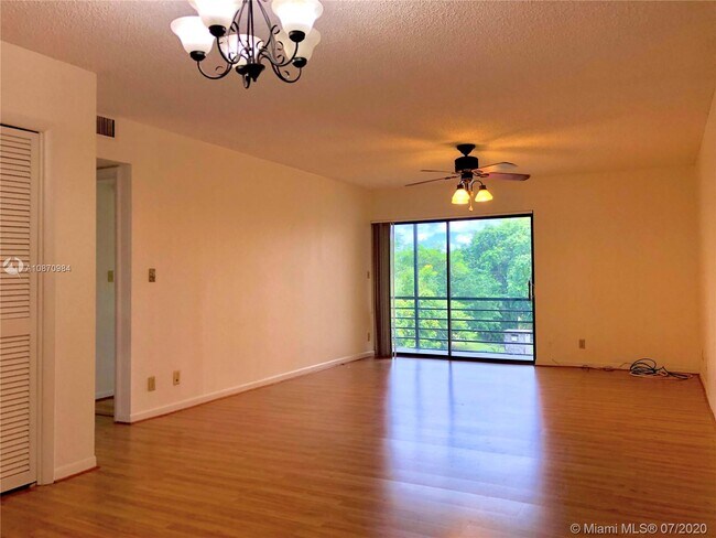 Foto del edificio - 4020 N Hills Dr