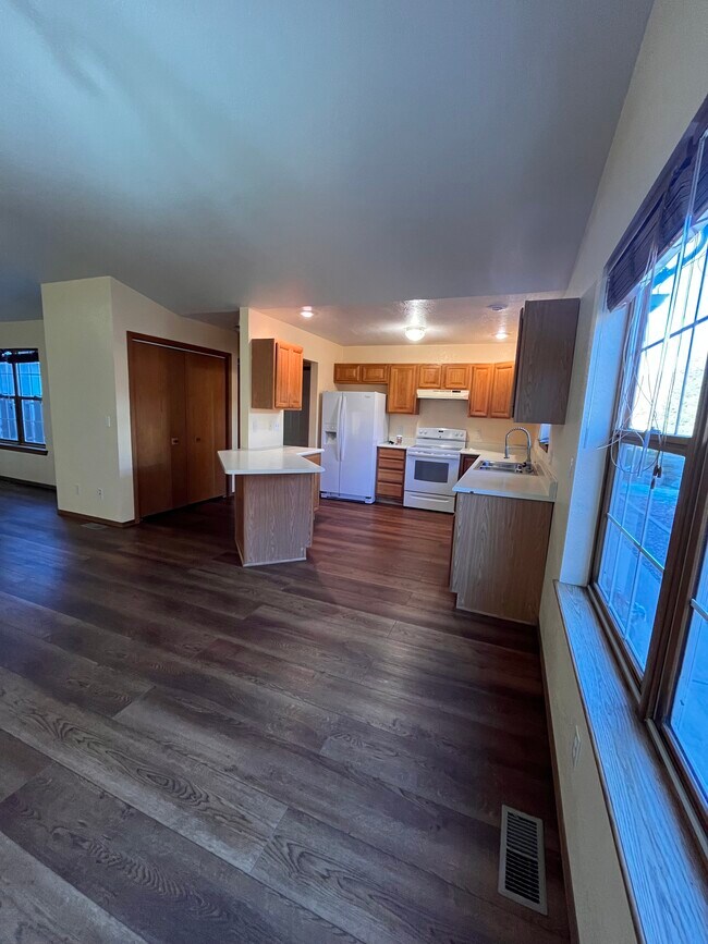 Cocina, desde el comedor - 507 Chipeta Trl