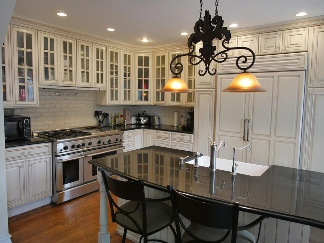 Foto principal - GREAT 5 BED 3.5 BATH IN THE SOUTH END!!!