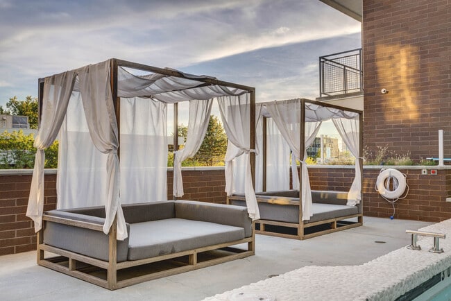 Building Photo - Block 44