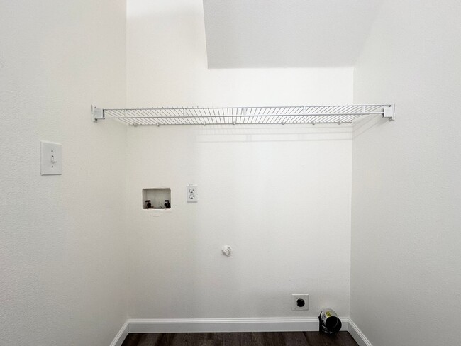 Building Photo - Newly Remodeled 2 Bedrooms 1.5 Baths in Gl...