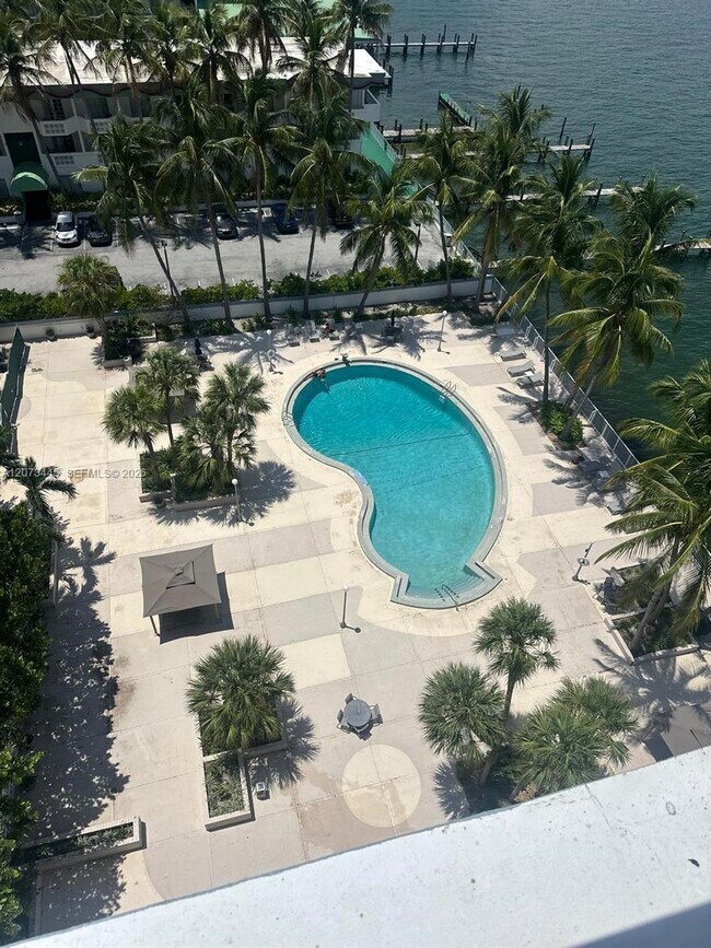 Foto del edificio - 1865 79th Street Causeway