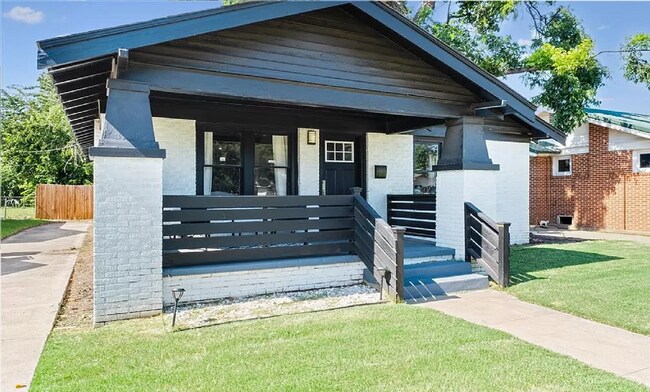 Building Photo - Gorgeous 2 Bed 2 Bath with Modern Aestheti...