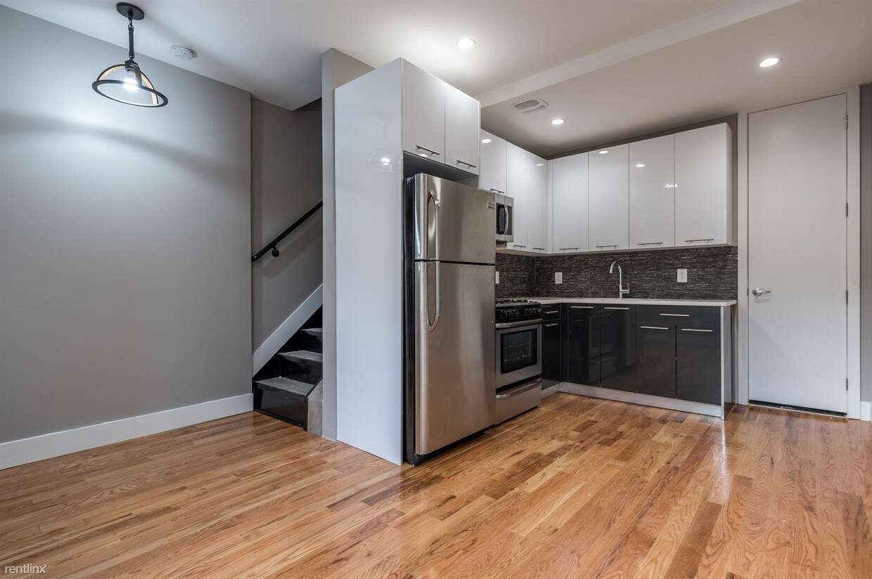 Primary Photo - 125 Hart St