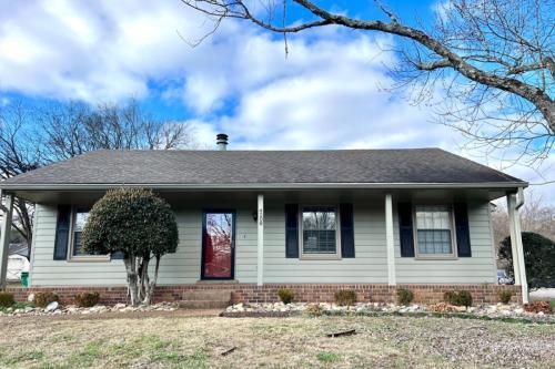 Primary Photo - Charming 3 Bedroom Home with Fireplace in ...