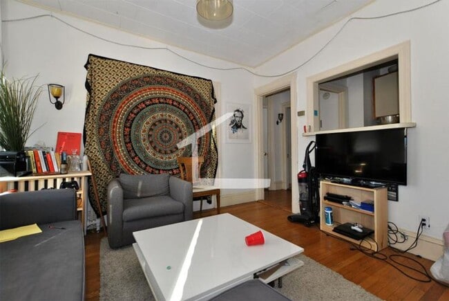 Building Photo - 2BR 1Bth unit. Heat/Hot Water included. Great location!