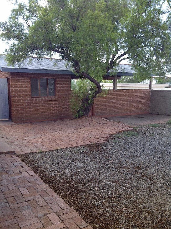 Foto del edificio - 3015 E 4th St