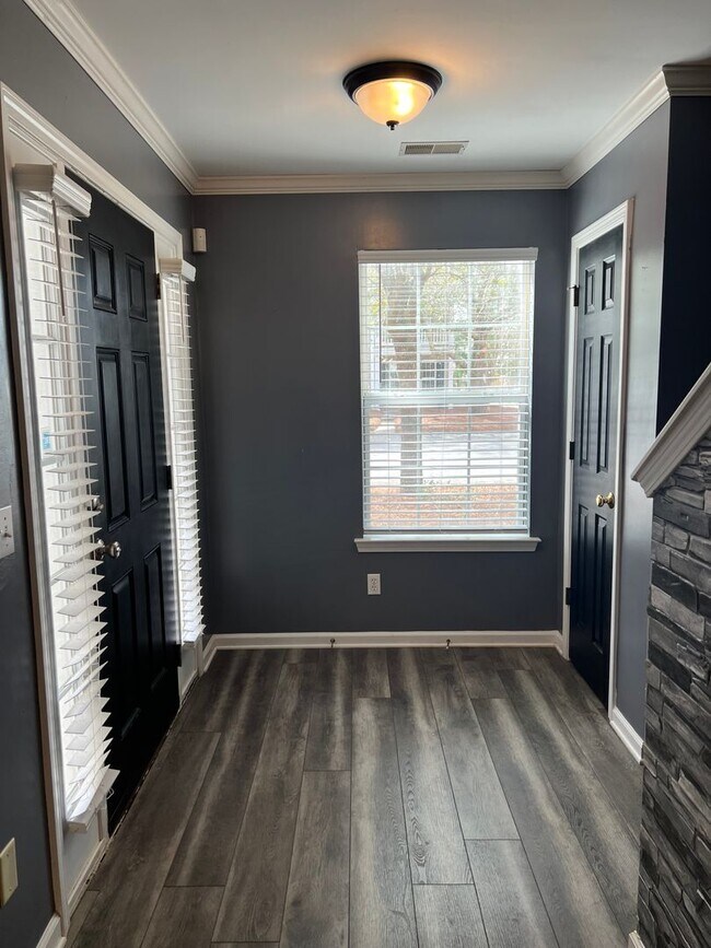 Building Photo - New to Rental Market! Unfurnished 2 BR Tow...
