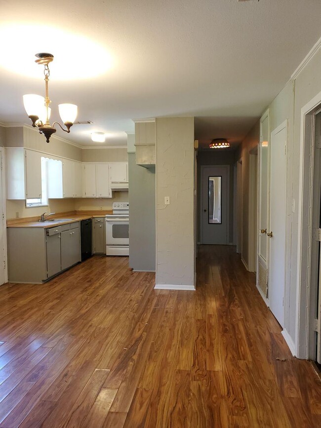 Building Photo - 4 br, 1.5 bath House - 4376 Henry