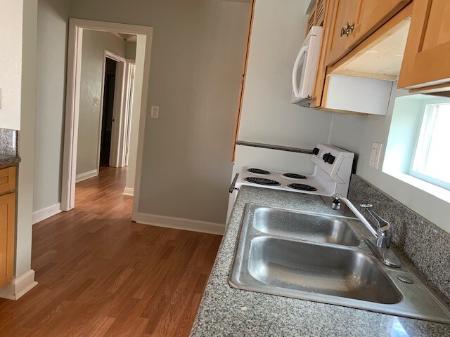 double kitchen sink - 841 N Orange St