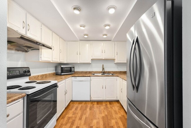 Building Photo - Limited Time Offer $2,500 rental rate! Available for December Move-In: Spacious 2Bd/2Bath Condo l...