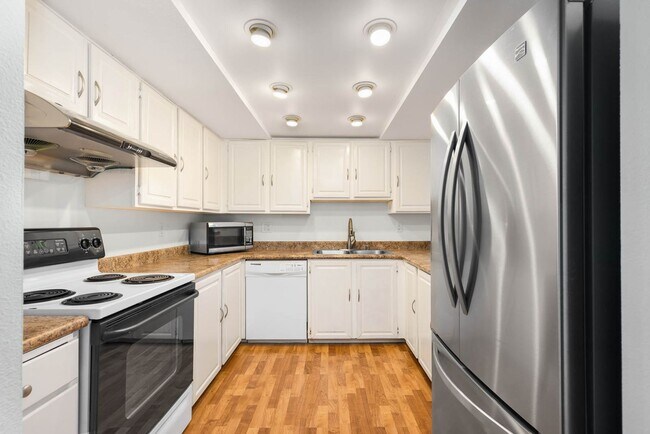 Foto del edificio - Limited Time Offer $2,500 rental rate! Available for December Move-In: Spacious 2Bd/2Bath Condo l...