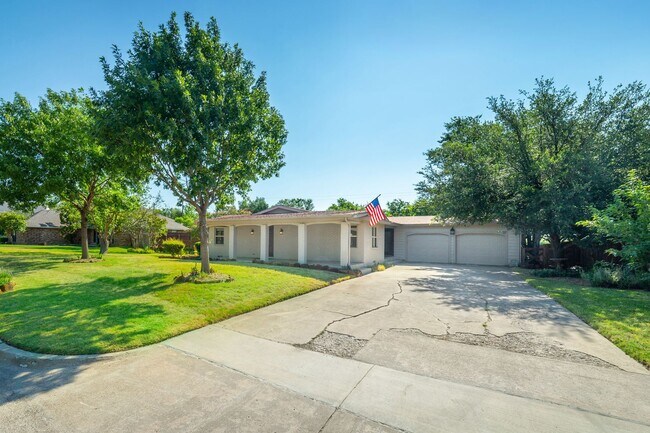 Building Photo - 3 Bedroom 2 Bath 2 Car Garage - Backs Up To A Nice Farm