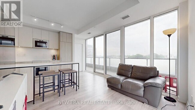 Photo du bâtiment - 215-215 Lakeshore Rd W