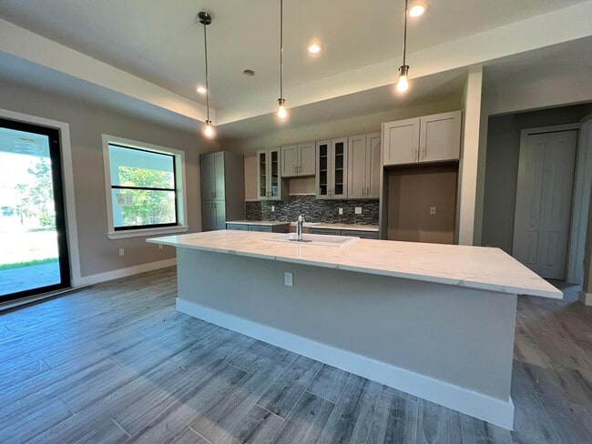 Building Photo - 3285 Lake View Blvd
