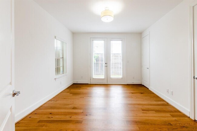 Building Photo - 4019 University Grove St