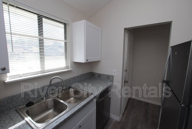 Building Photo - 2430 N Seabury Pl