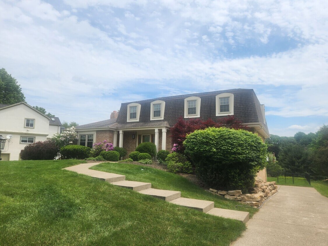 Primary Photo - 4 Bedroom 2.5 Bath Beautifully Maintained ...