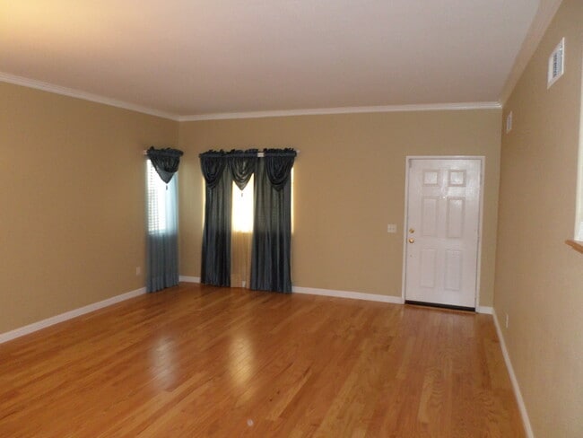 Foto del edificio - Great 4 BR + BONUS Room off Calle Del Oso Oro