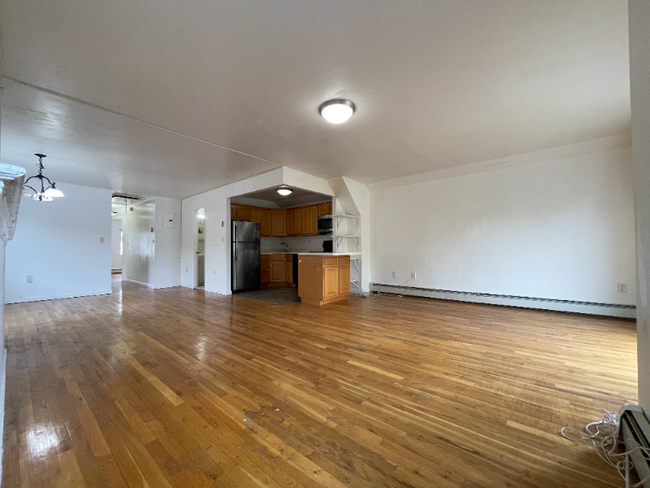 Building Photo - 1635 Hering Ave