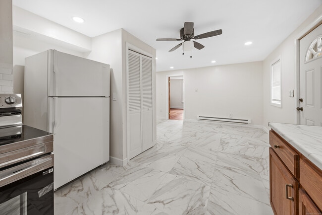 Building Photo - 57 King St