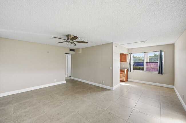 Building Photo - 476 Fanshaw L