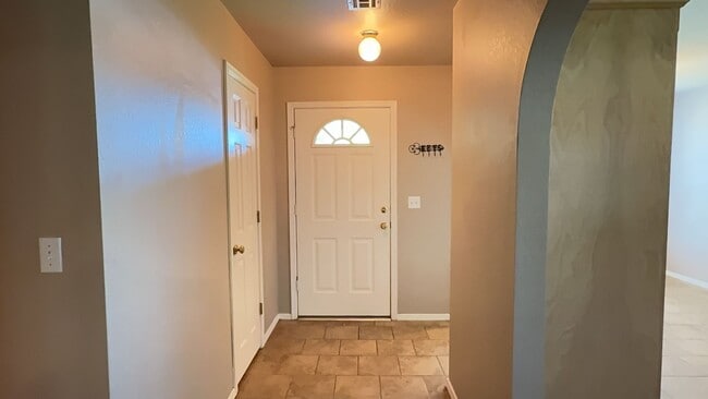 Building Photo - Welcome to this charming 3-bedroom, 2-bath...
