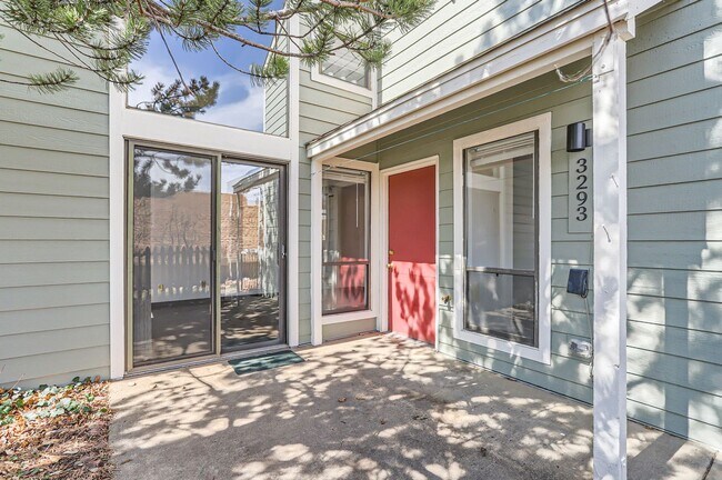 Building Photo - Updated 2 BED/1 BATH Boulder Condo in Shanahan Ridge! Available Now!