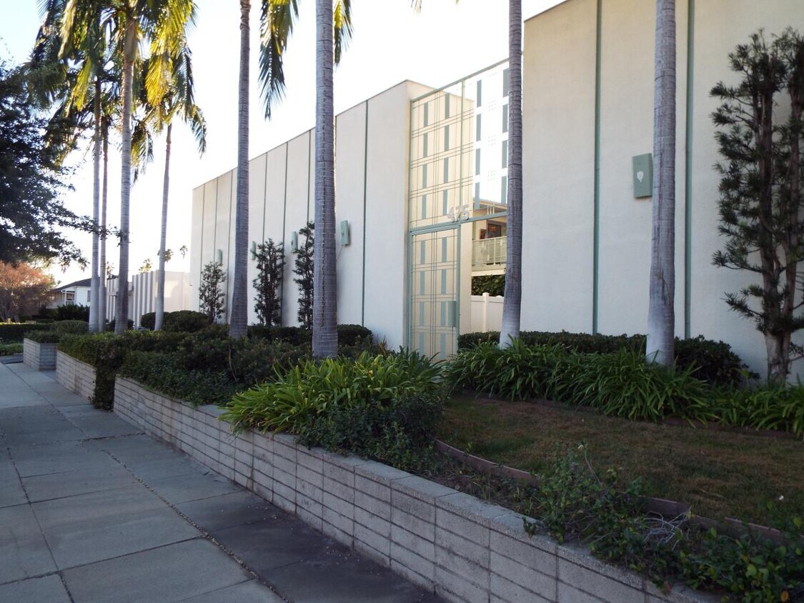 Primary Photo - 475 S Los Robles Ave