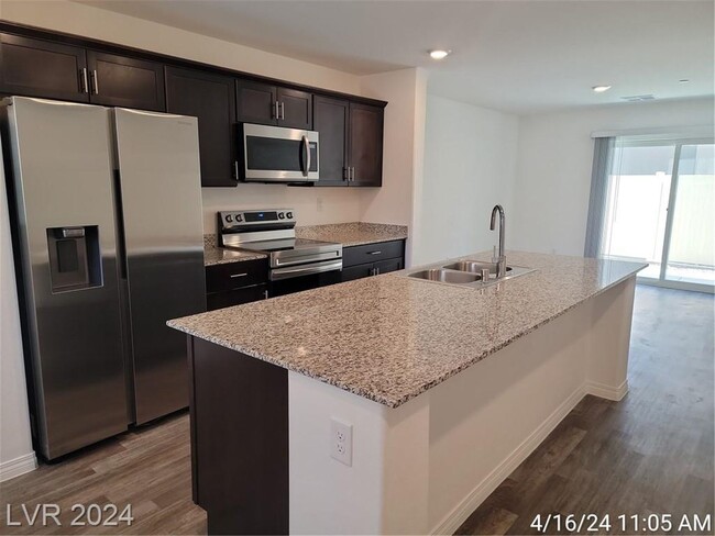 Building Photo - 3 BED, 2 BATH TOWNHOME ON THE SOUTH END OF...