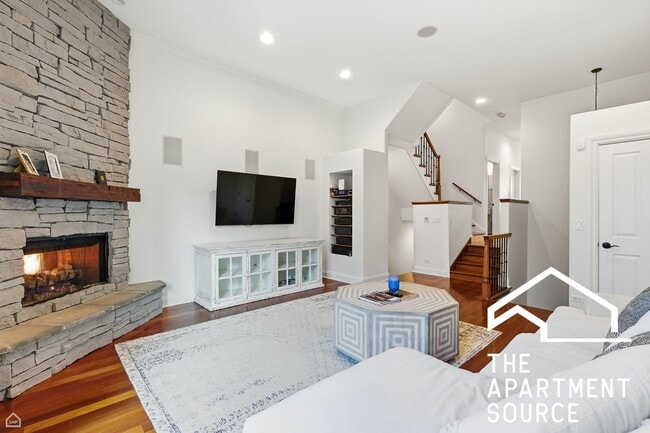 Building Photo - 952 N Racine Ave