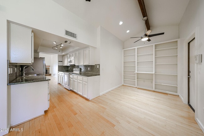Foto del edificio - 630 E Jeffrey Ave